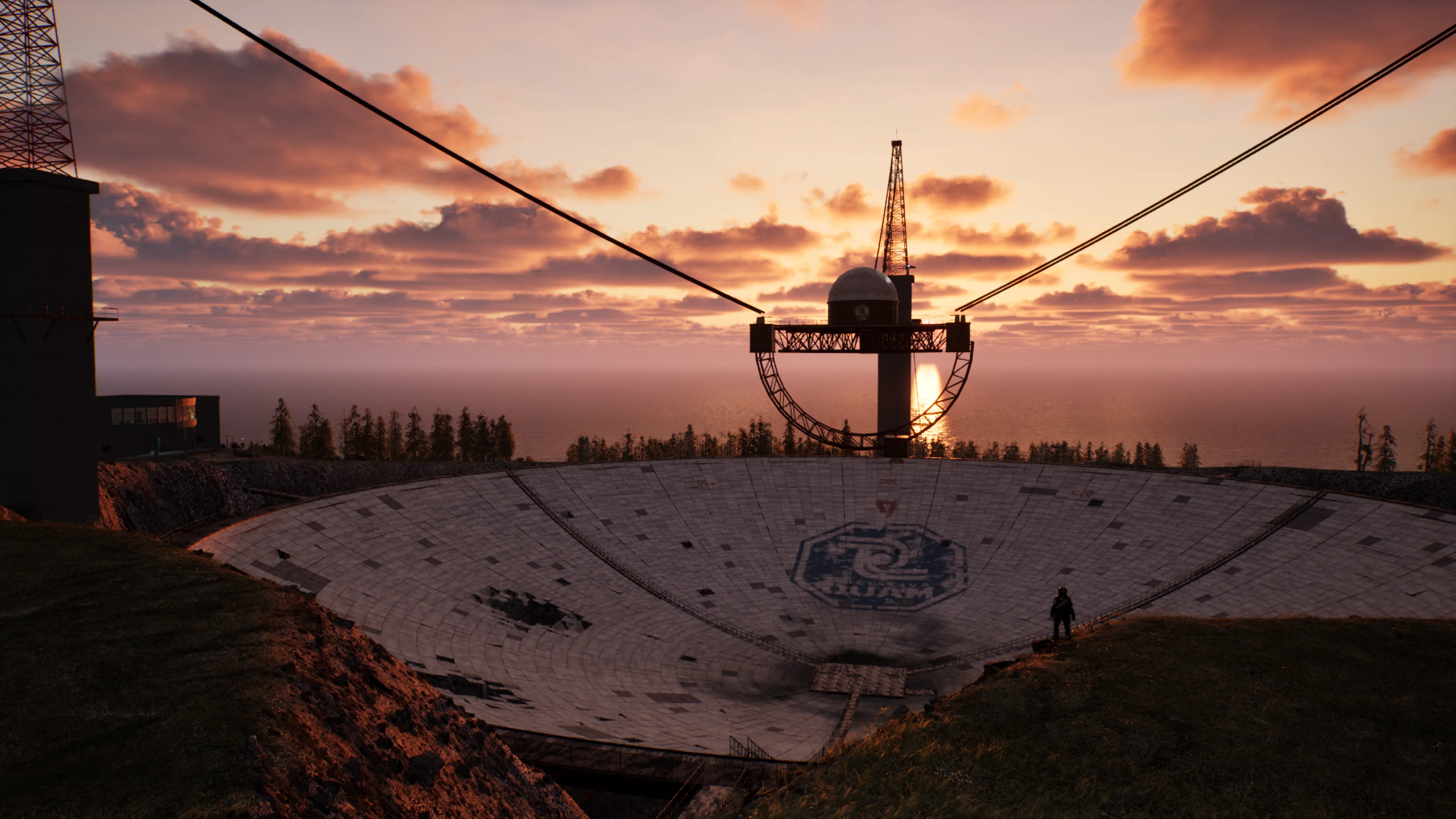 El plato del radiotelescopio al ocaso