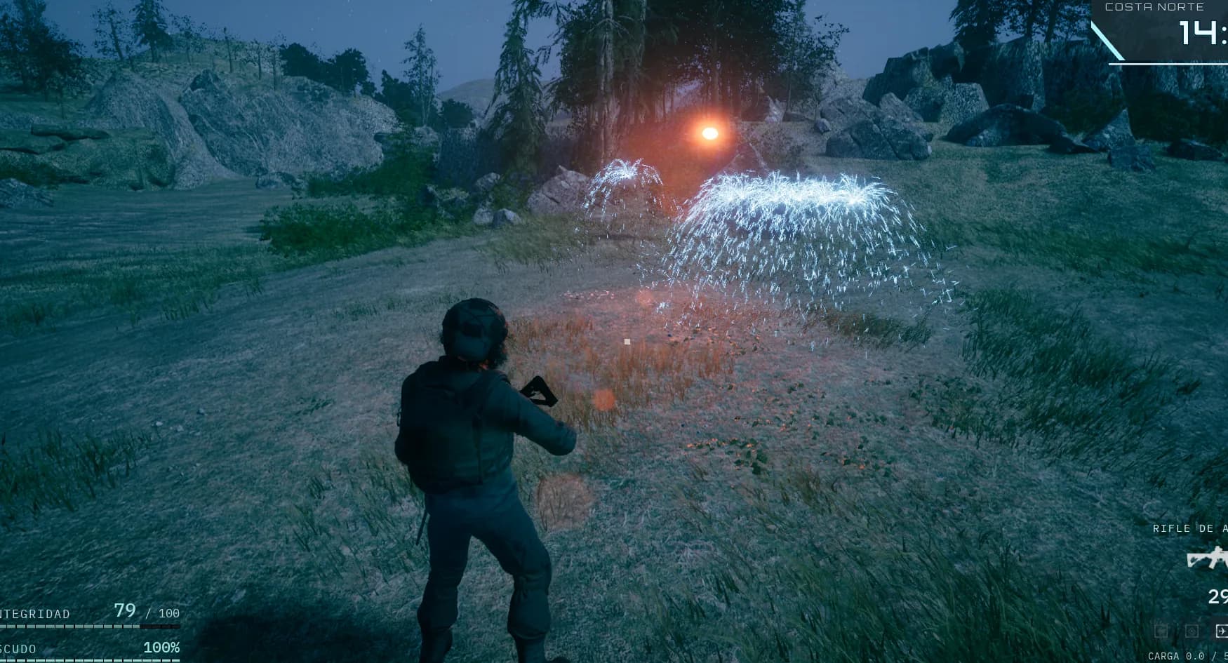 Captura del desarrollo: combate nocturno, con el impacto de un disparo reventando en chispas