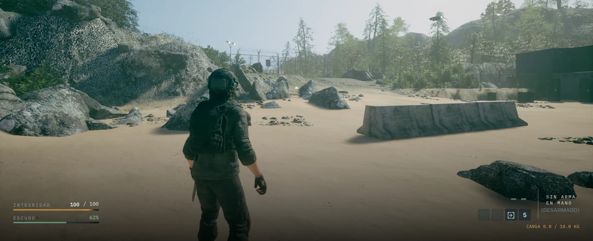 Captura del desarrollo: playa de arena con barreras de hormigón y un perímetro cercado al fondo