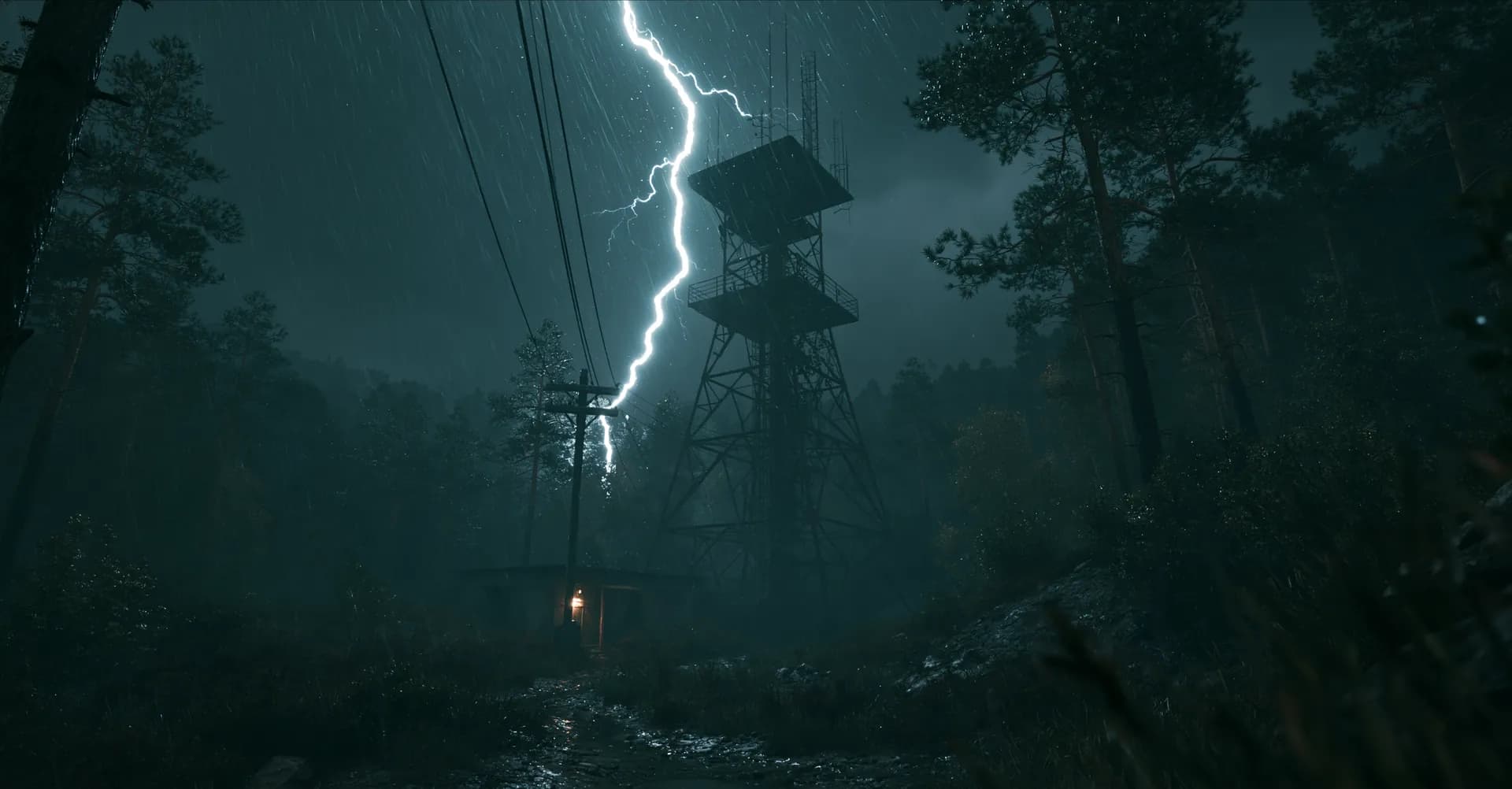 Dirección visual: torre de radio en un bosque de noche, bajo lluvia y un relámpago